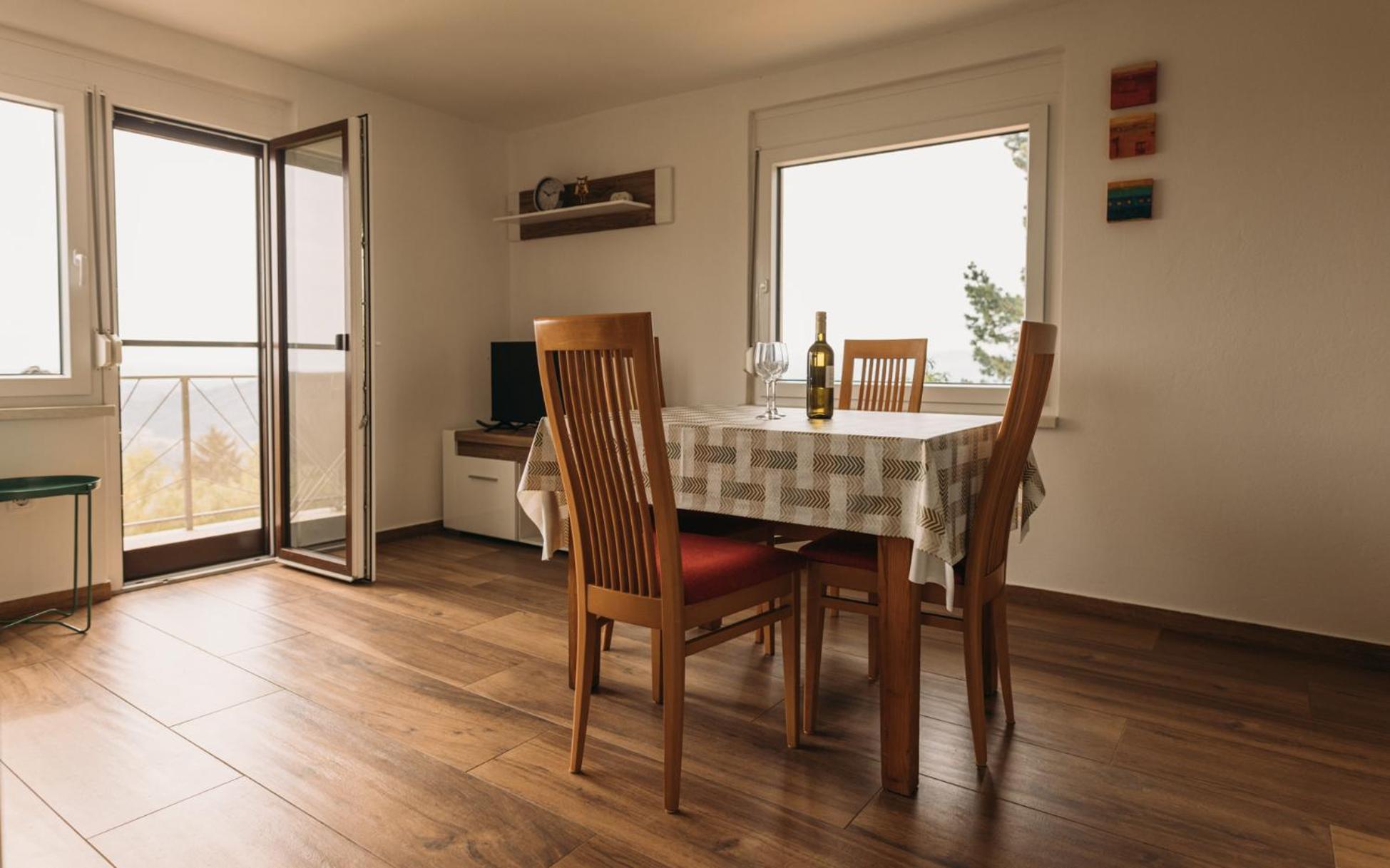 Apartma Hisa Na Ravnah With Hot Tub Pisece
